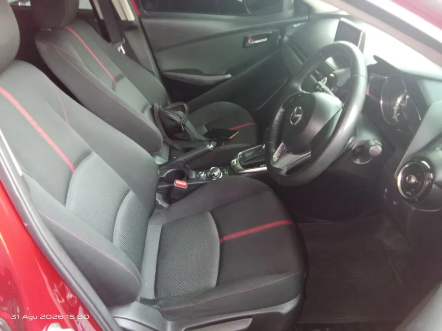 Foto Mobil Bekas Kabin Depan Mazda 2 1.5 GT Skyactiv tahun 2016